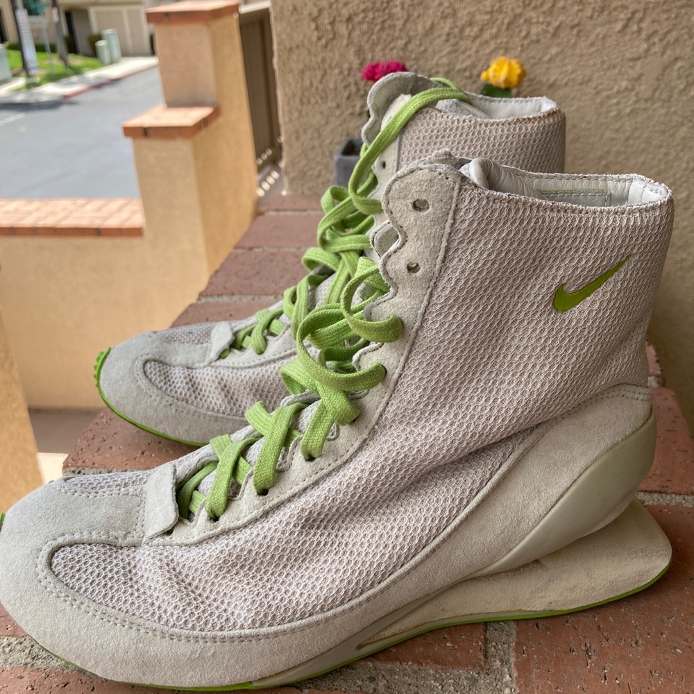 Nike Ovolo Sneakers Size 7